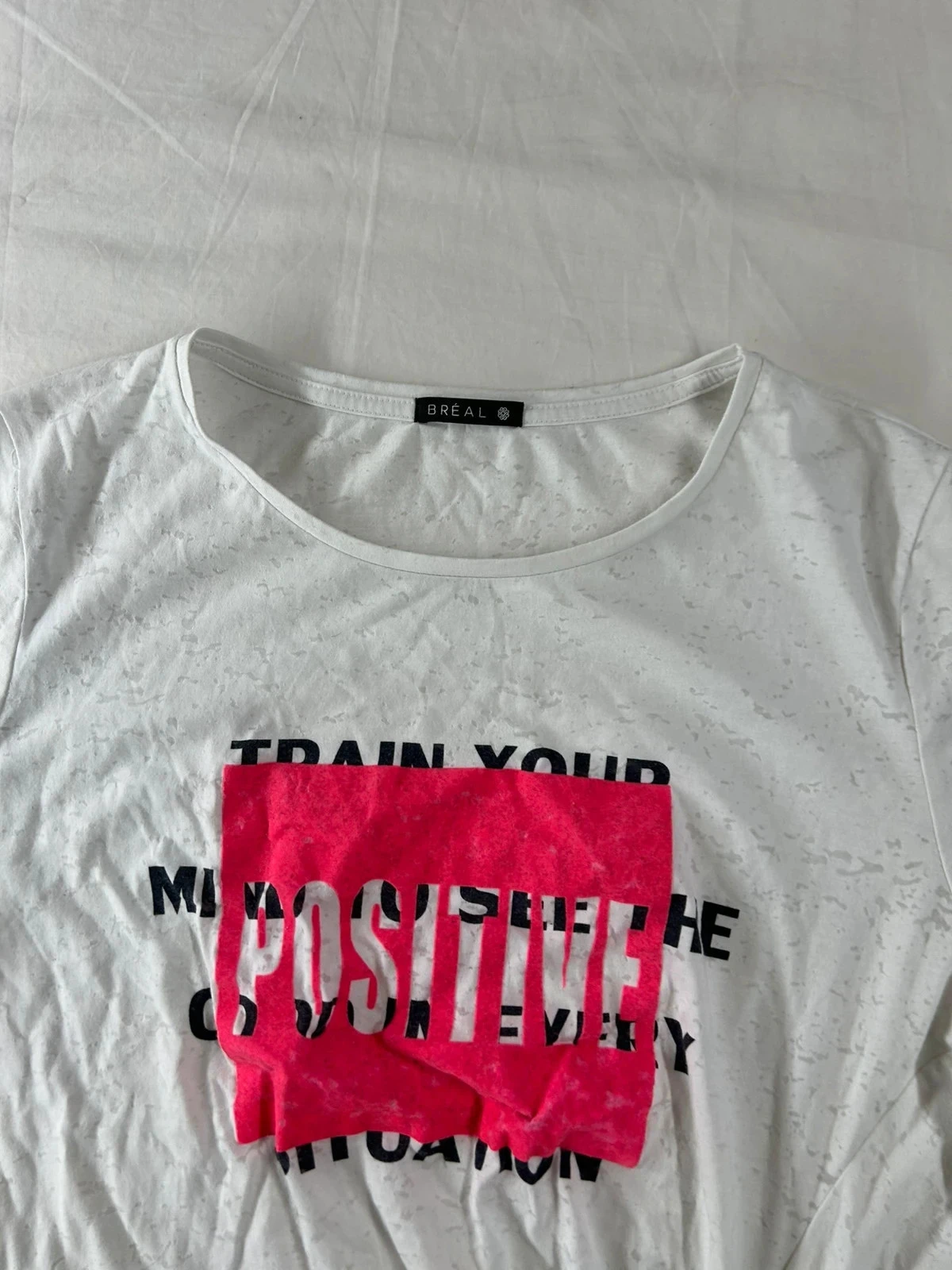 Camiseta Bréal blanca con estampado rosa – photo 4